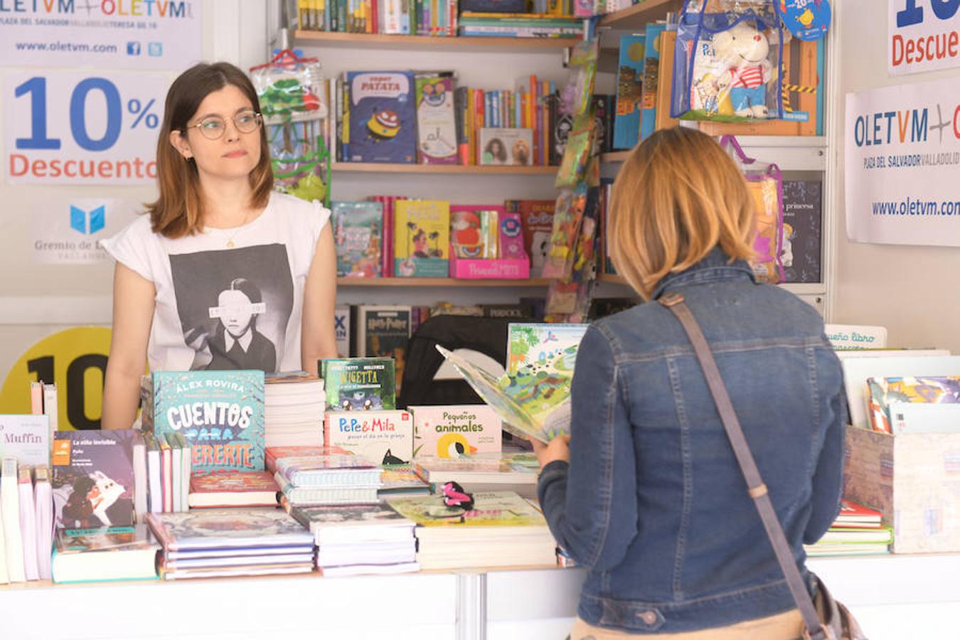 La Plaza Mayor de Valladolid acoge las casetas de la Feria de Libro con las novedades editoriales.