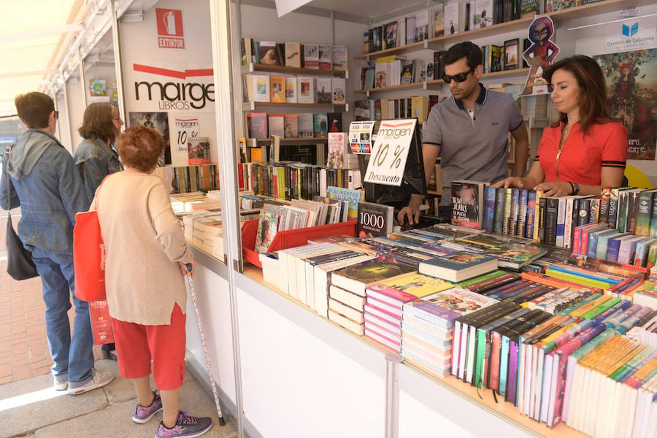 La Plaza Mayor de Valladolid acoge las casetas de la Feria de Libro con las novedades editoriales.