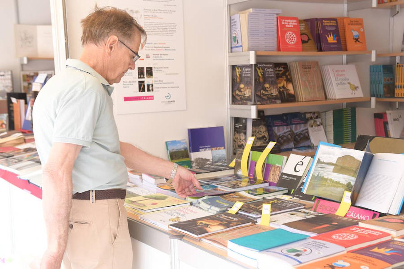 La Plaza Mayor de Valladolid acoge las casetas de la Feria de Libro con las novedades editoriales.