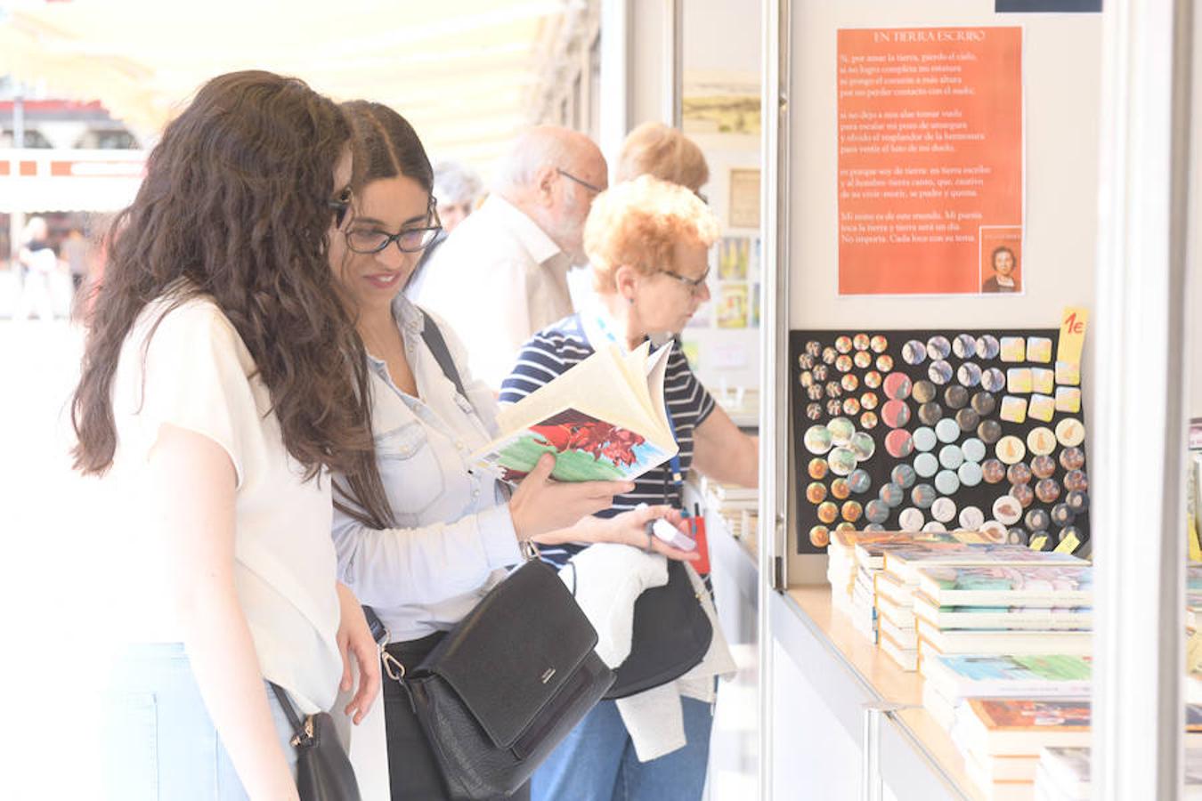 La Plaza Mayor de Valladolid acoge las casetas de la Feria de Libro con las novedades editoriales.