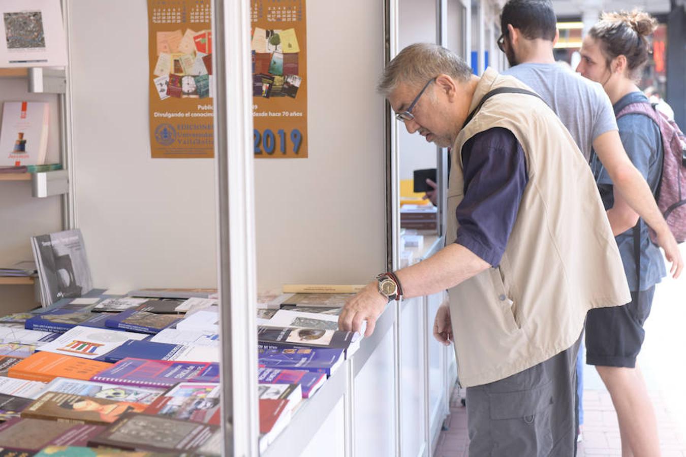 La Plaza Mayor de Valladolid acoge las casetas de la Feria de Libro con las novedades editoriales