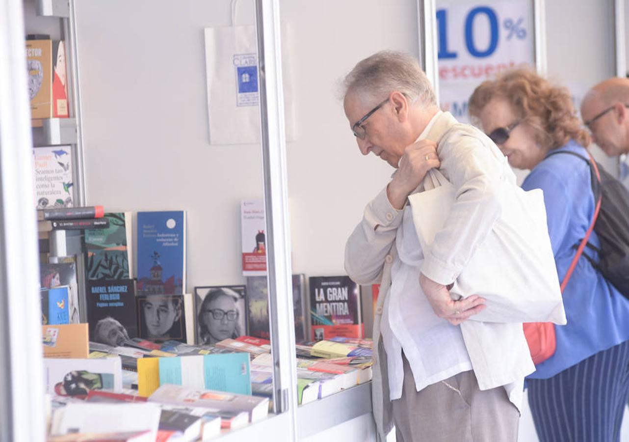 La Plaza Mayor de Valladolid acoge las casetas de la Feria de Libro con las novedades editoriales.