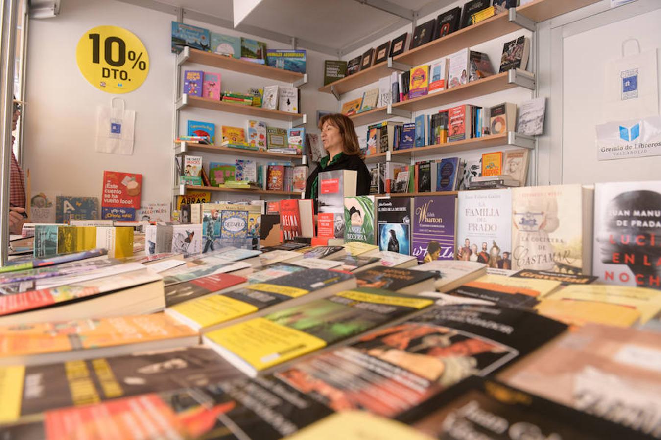 La Plaza Mayor de Valladolid acoge las casetas de la Feria de Libro con las novedades editoriales