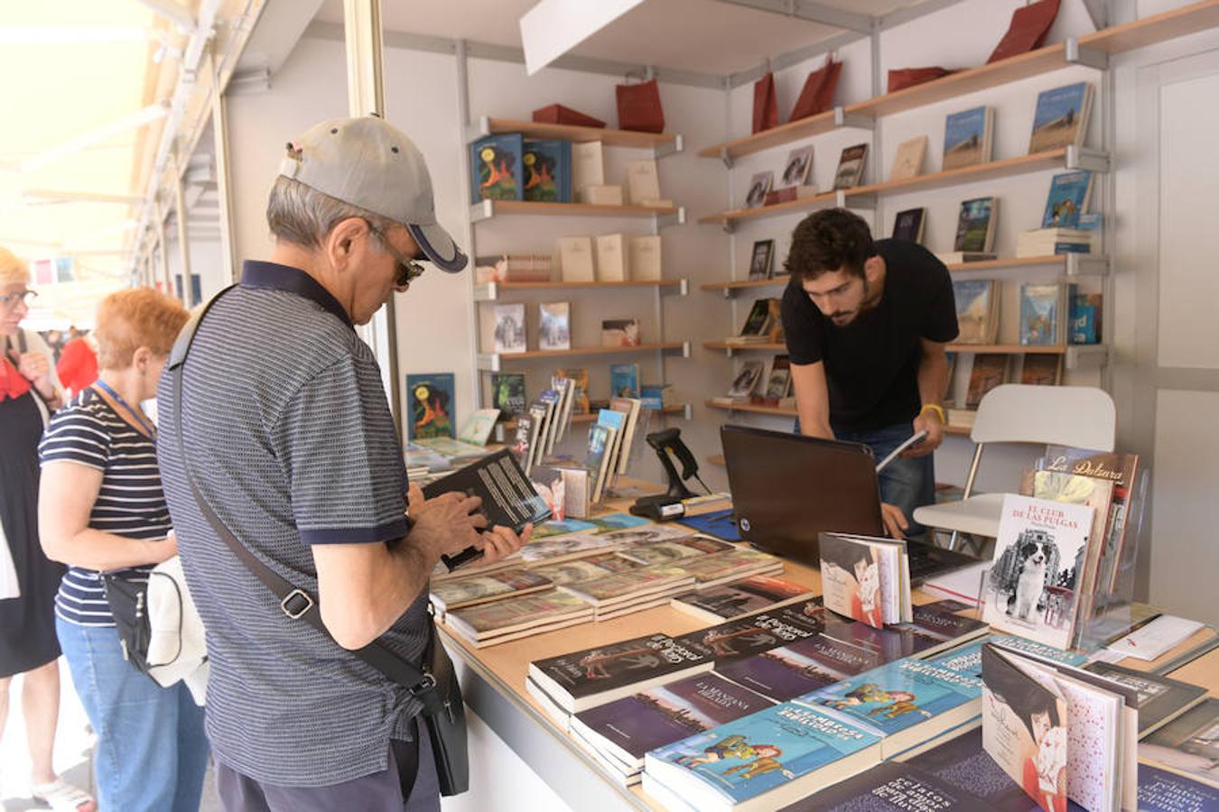 La Plaza Mayor de Valladolid acoge las casetas de la Feria de Libro con las novedades editoriales