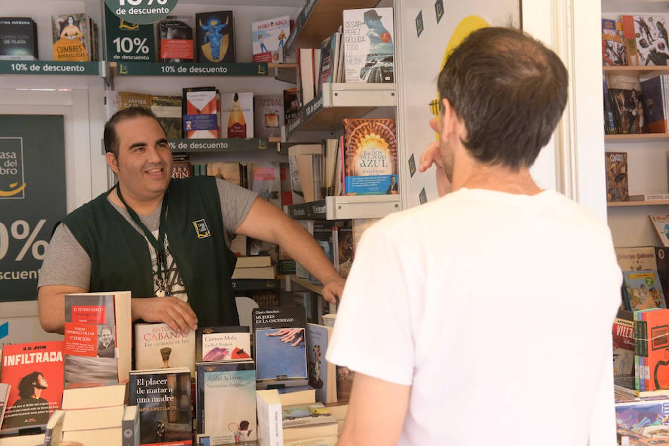 La Plaza Mayor de Valladolid acoge las casetas de la Feria de Libro con las novedades editoriales