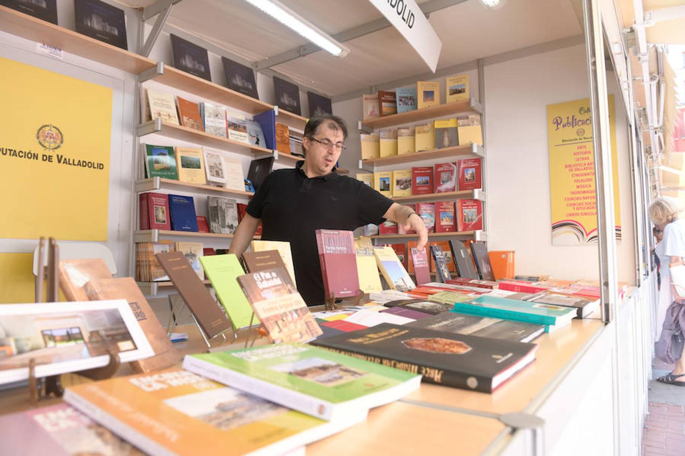 La Plaza Mayor de Valladolid acoge las casetas de la Feria de Libro con las novedades editoriales