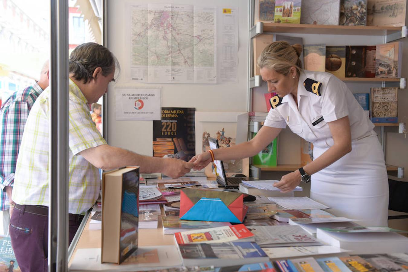 La Plaza Mayor de Valladolid acoge las casetas de la Feria de Libro con las novedades editoriales