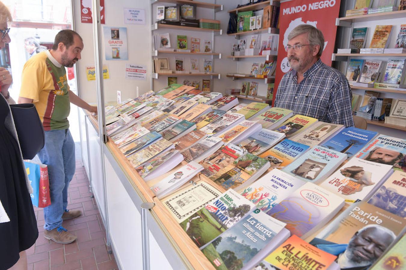 La Plaza Mayor de Valladolid acoge las casetas de la Feria de Libro con las novedades editoriales