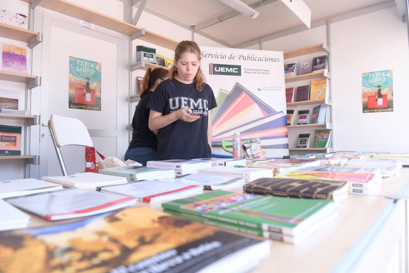 La Plaza Mayor de Valladolid acoge las casetas de la Feria de Libro con las novedades editoriales