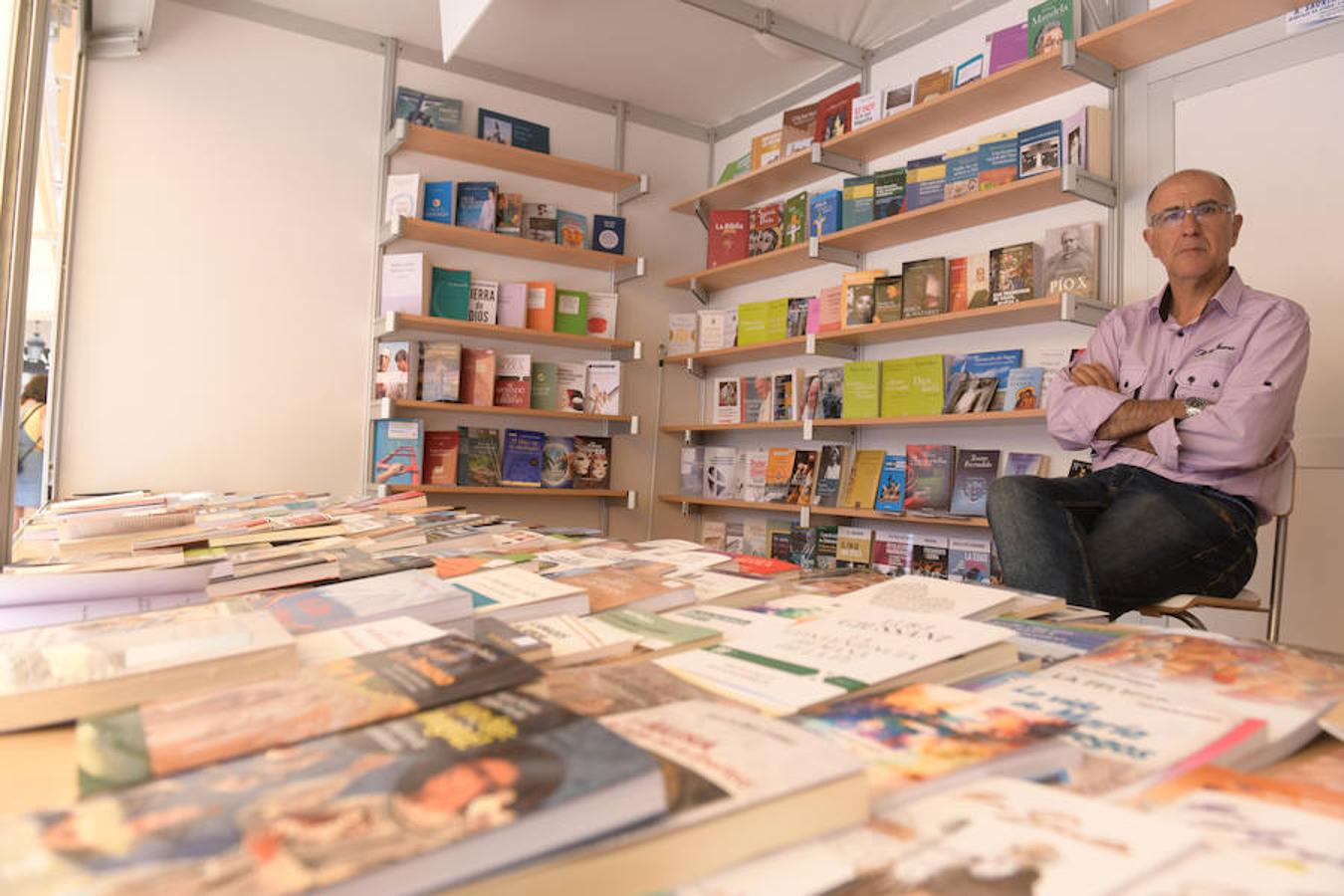 La Plaza Mayor de Valladolid acoge las casetas de la Feria de Libro con las novedades editoriales