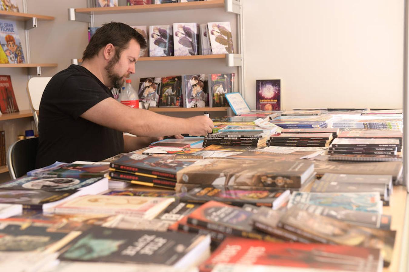 La Plaza Mayor de Valladolid acoge las casetas de la Feria de Libro con las novedades editoriales