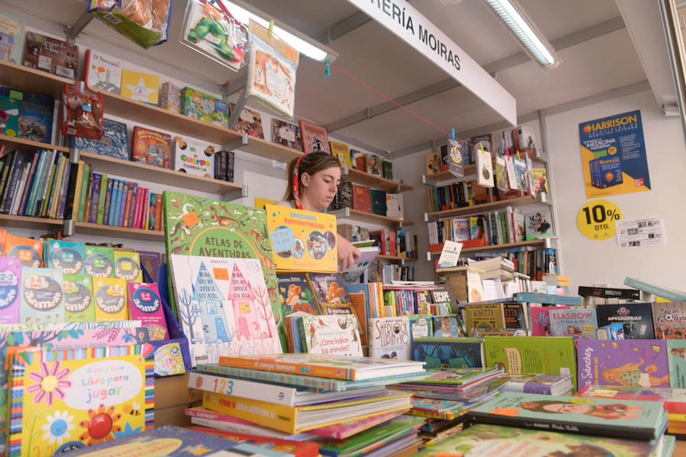 La Plaza Mayor de Valladolid acoge las casetas de la Feria de Libro con las novedades editoriales