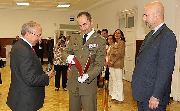 El coronel Vicente González, delegado de Defensa en Castilla y León, entrega el galardón a Emilio Álvarez en presencia del subsecretario del Ministerio, Alejo de la Torre. 