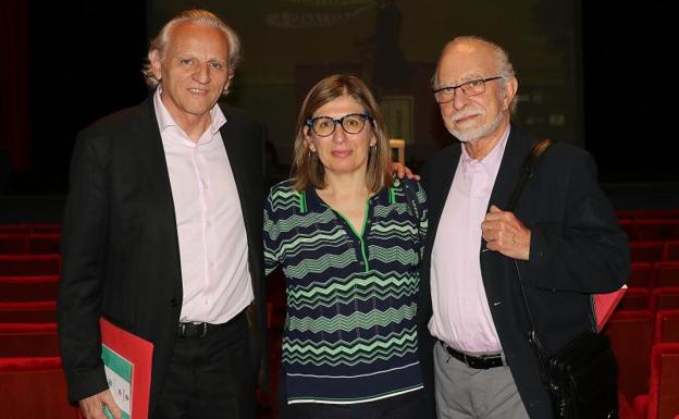 Álex Grijelmo, María Ángeles Sastre y José María Merino, en el Teatro Zorrilla. 