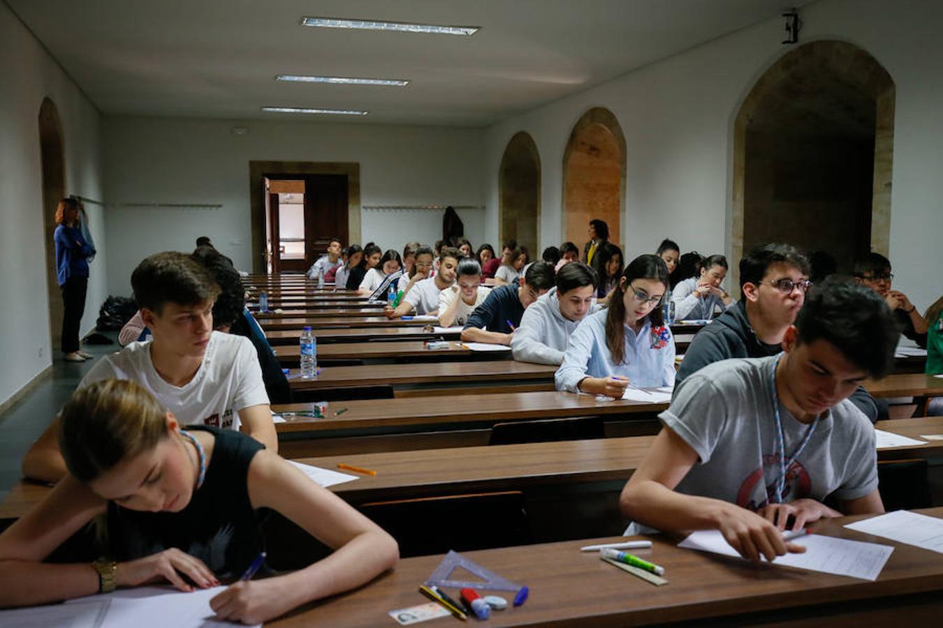 Alumnos realizan las pruebas de la EBAU en Salamanca para acceder a la Universidad.