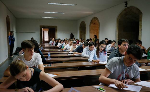 Alumnos en la Facultad de Filología en el inicio de las prubeas de la EBAU esta mañana.