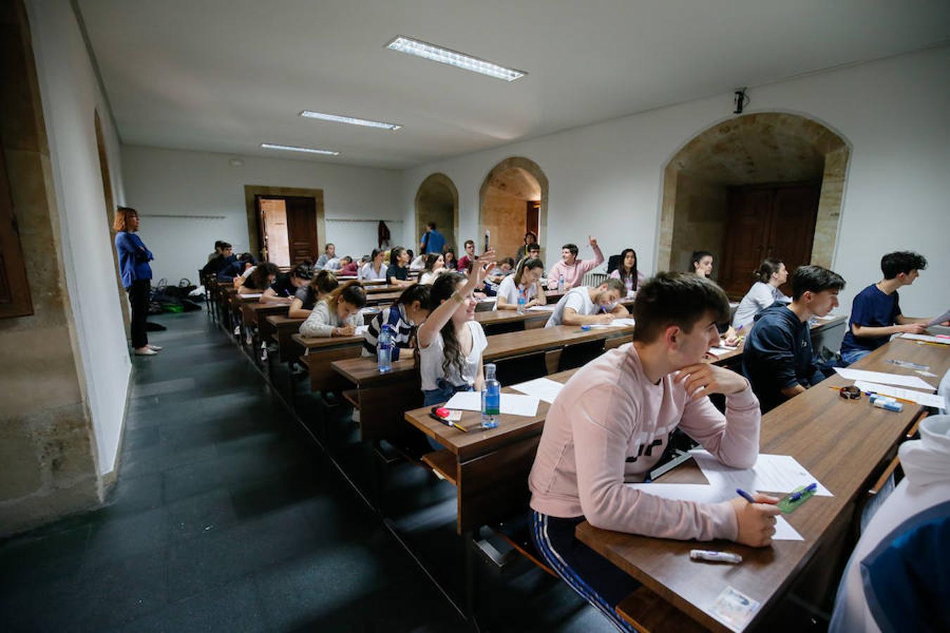 Alumnos realizan las pruebas de la EBAU en Salamanca para acceder a la Universidad.