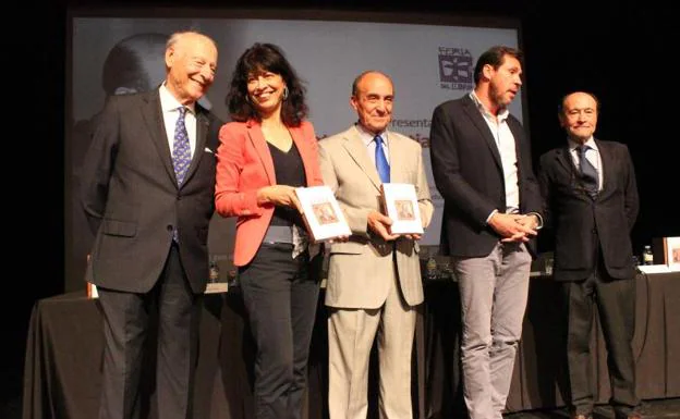 El autor, en el centro, entre el alcalde y la concejala Ana Redondo, acompoañados por Santiago López Valdivielso y Vicente garrido.