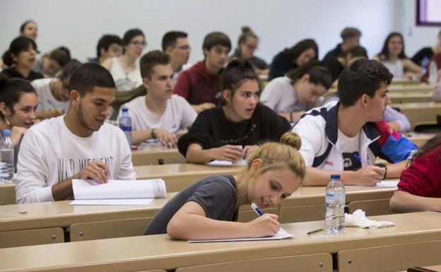 Alumnos realizando la EBAU en la Universidad de Valladolid.