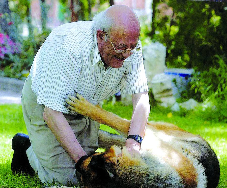 José Jiménez Lozano, jugando con su perro. 