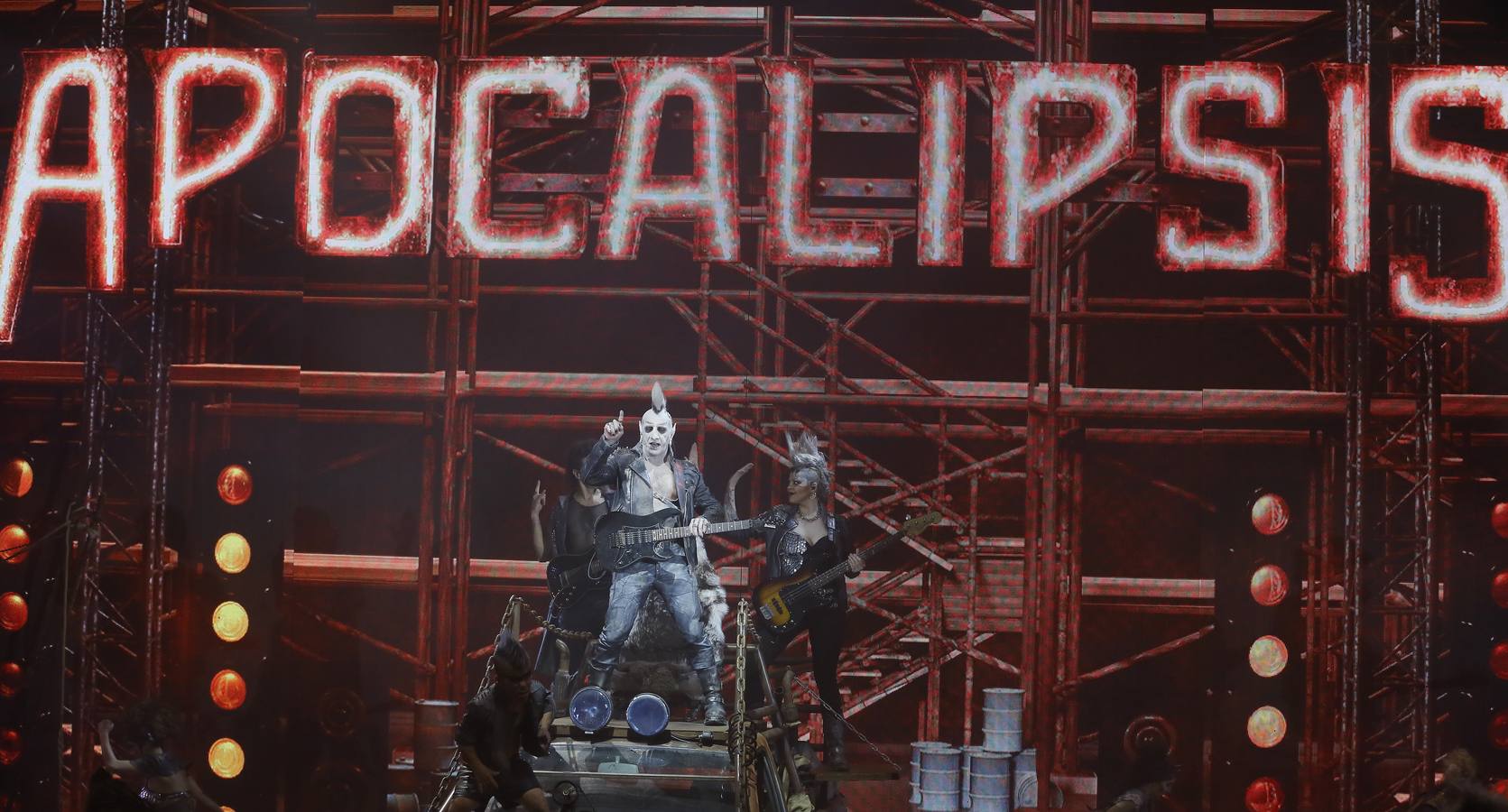 Un espectáculo trepidante, brutal e intenso, un explosivo cóctel de insólitos ingredientes que se fusionan bajo una gigantesca carpa, en un espectacular escenario, con música y voces en directo, una técnica visual novedosa y actos circenses de gran magnitud