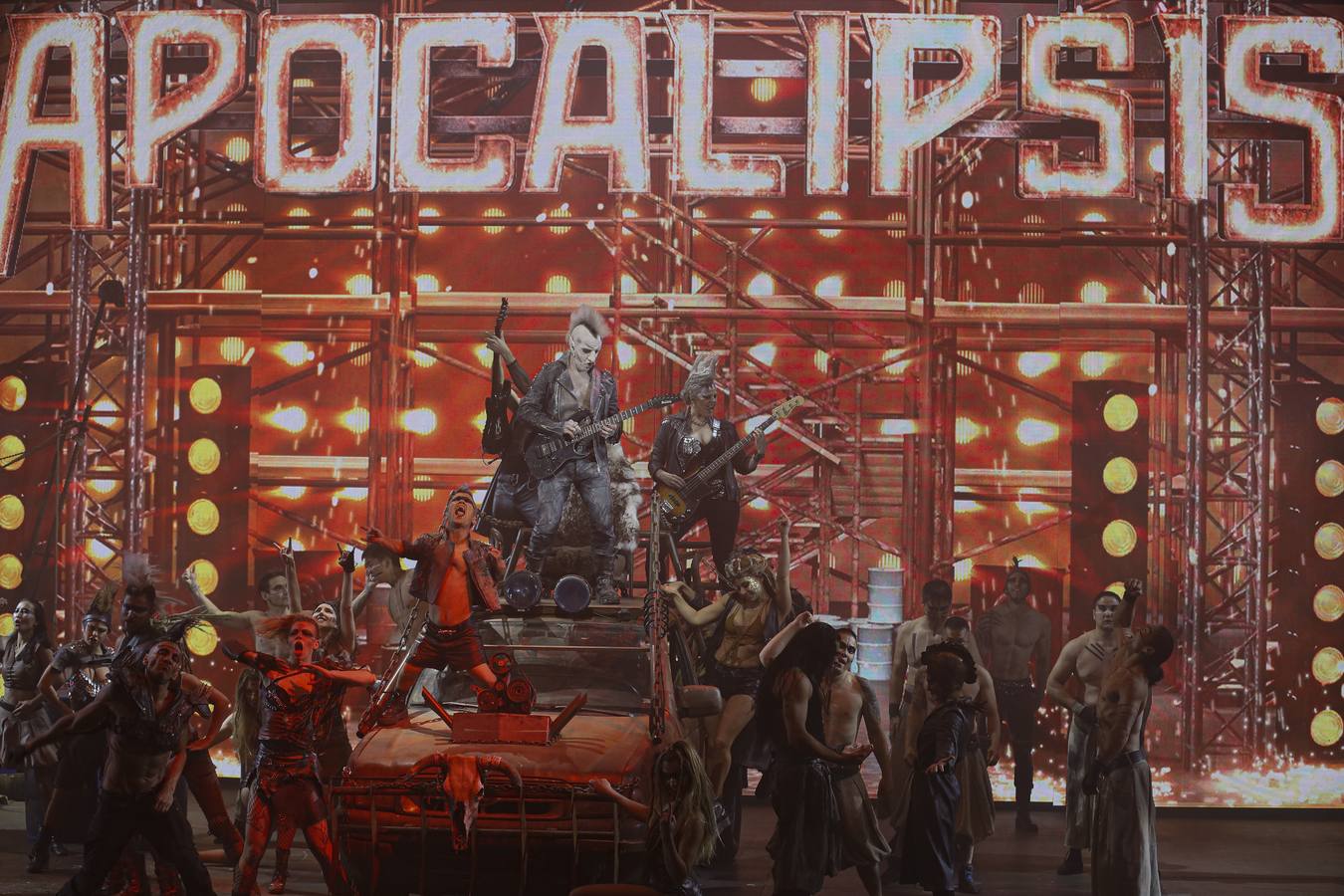 Un espectáculo trepidante, brutal e intenso, un explosivo cóctel de insólitos ingredientes que se fusionan bajo una gigantesca carpa, en un espectacular escenario, con música y voces en directo, una técnica visual novedosa y actos circenses de gran magnitud