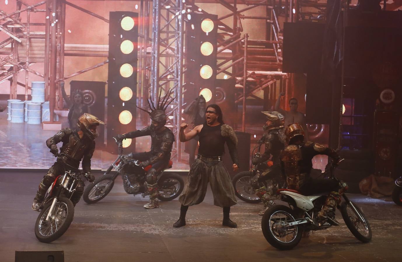 Un espectáculo trepidante, brutal e intenso, un explosivo cóctel de insólitos ingredientes que se fusionan bajo una gigantesca carpa, en un espectacular escenario, con música y voces en directo, una técnica visual novedosa y actos circenses de gran magnitud