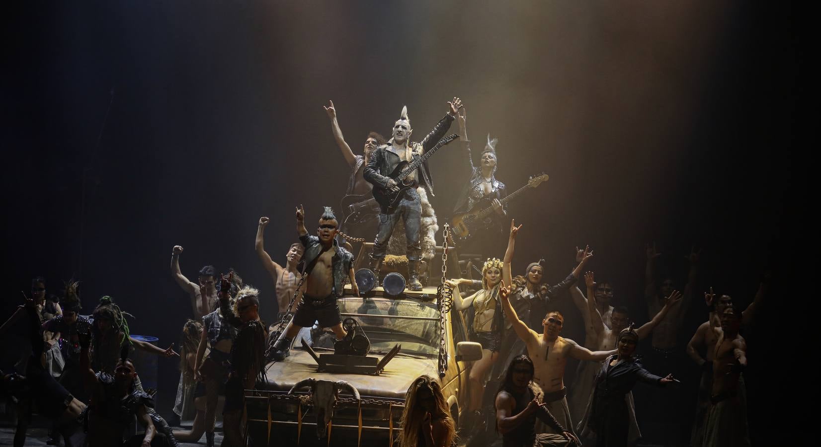 Un espectáculo trepidante, brutal e intenso, un explosivo cóctel de insólitos ingredientes que se fusionan bajo una gigantesca carpa, en un espectacular escenario, con música y voces en directo, una técnica visual novedosa y actos circenses de gran magnitud