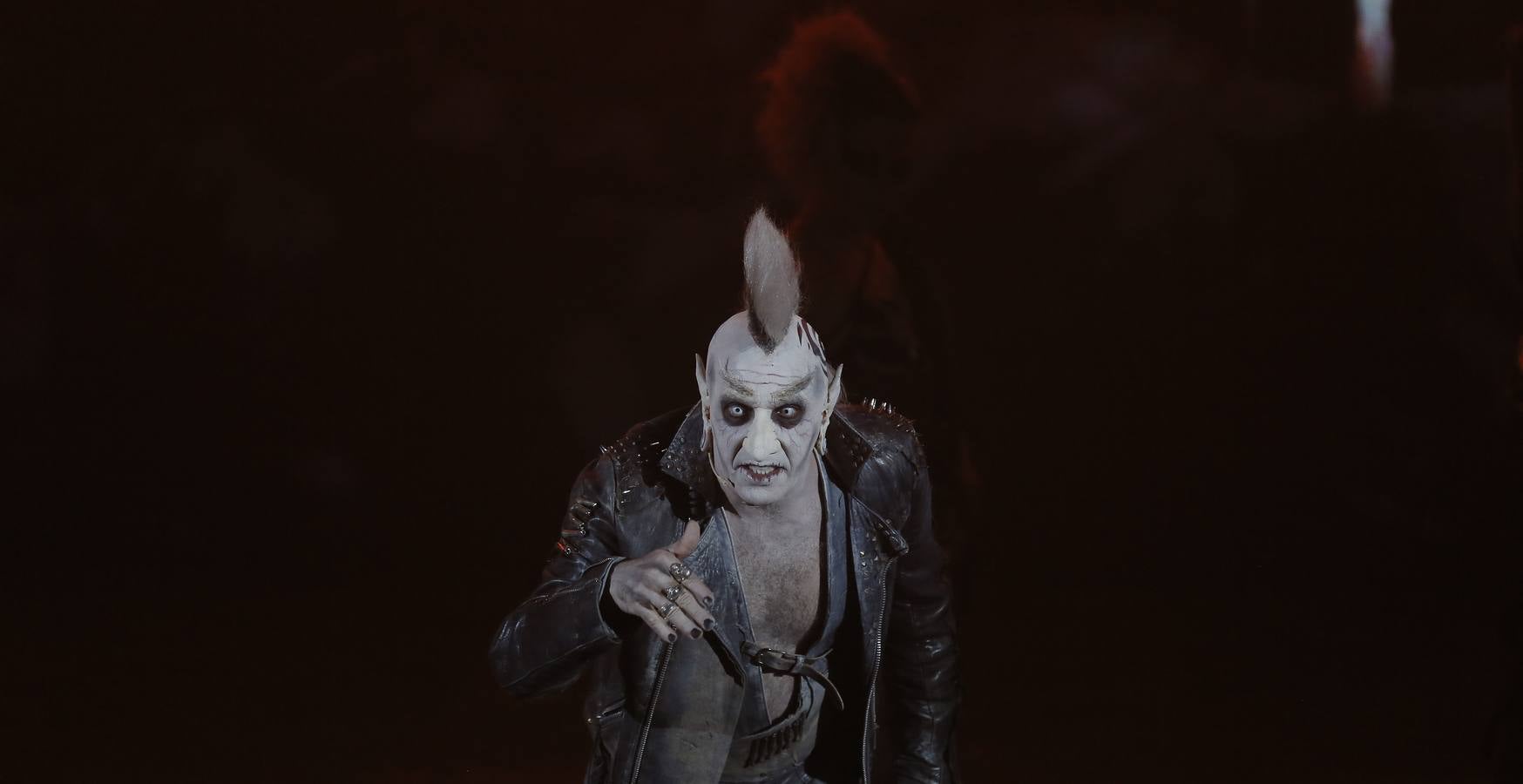 Un espectáculo trepidante, brutal e intenso, un explosivo cóctel de insólitos ingredientes que se fusionan bajo una gigantesca carpa, en un espectacular escenario, con música y voces en directo, una técnica visual novedosa y actos circenses de gran magnitud