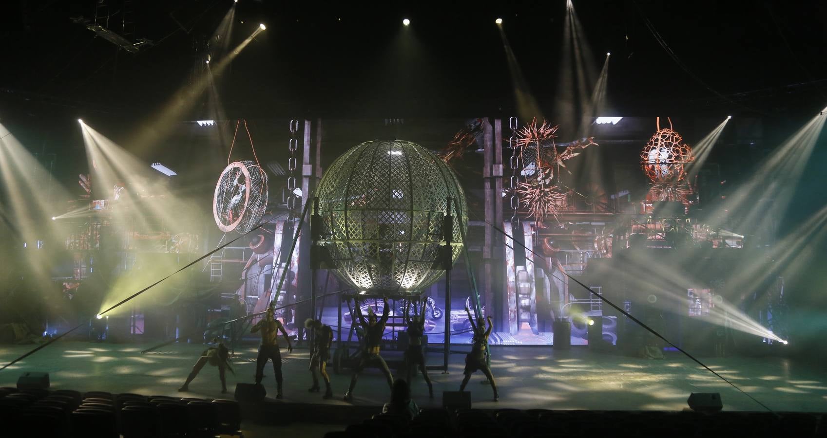 Un espectáculo trepidante, brutal e intenso, un explosivo cóctel de insólitos ingredientes que se fusionan bajo una gigantesca carpa, en un espectacular escenario, con música y voces en directo, una técnica visual novedosa y actos circenses de gran magnitud