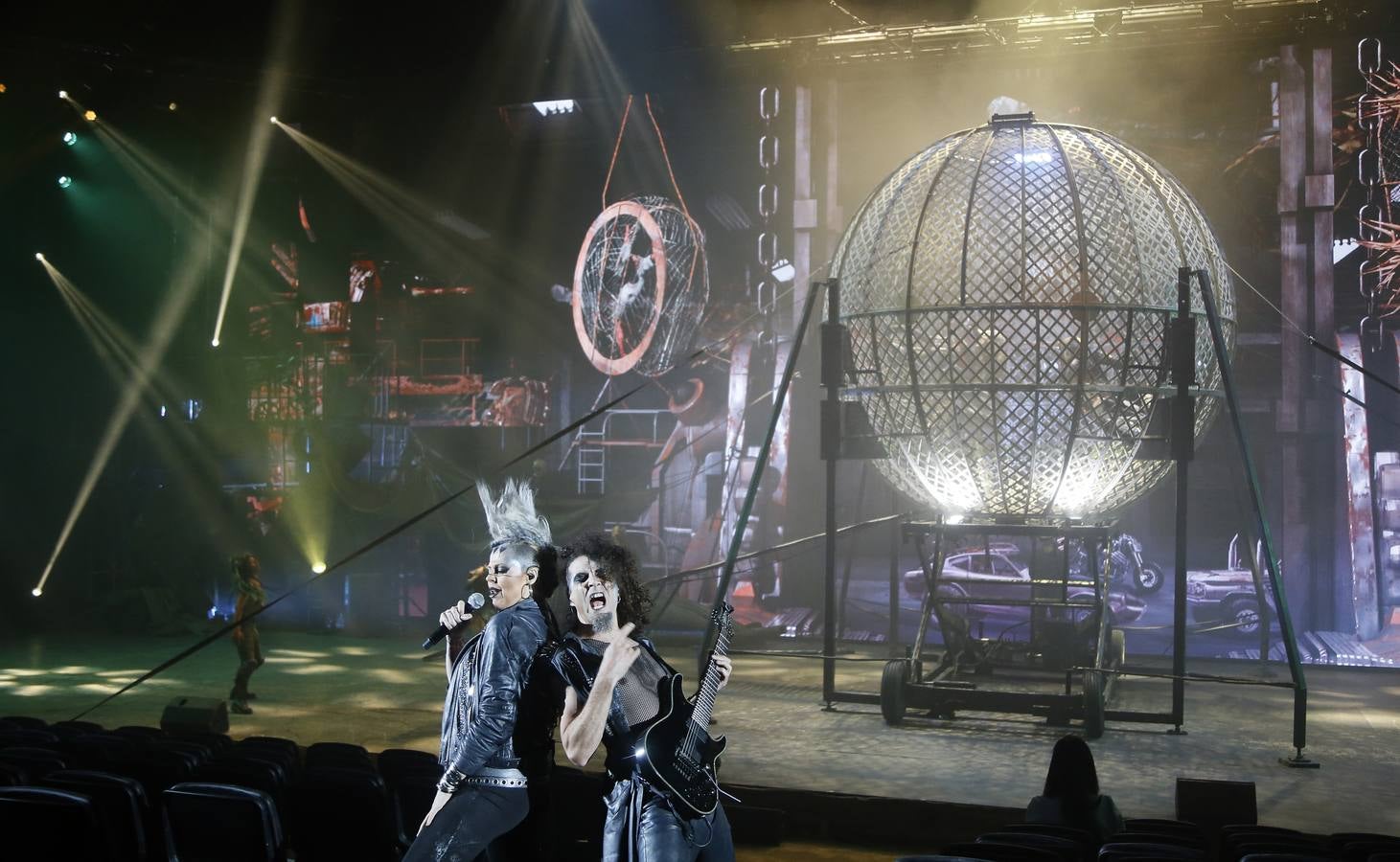 Un espectáculo trepidante, brutal e intenso, un explosivo cóctel de insólitos ingredientes que se fusionan bajo una gigantesca carpa, en un espectacular escenario, con música y voces en directo, una técnica visual novedosa y actos circenses de gran magnitud