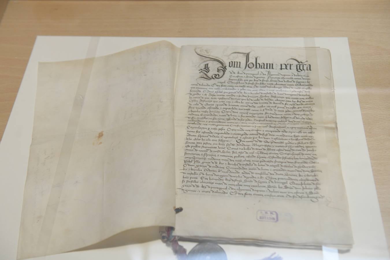 Fue rubricado en 1494 por el rey Juan II de Portugal y los Reyes Católicos| Fue el primer Tratado de la Historia de la América Hispana, ya que en sus líneas se plasma el pacto sobre las rutas de expansión de ambas potencias al este y al oeste| El ministro de Cultura, José Guirao, ha asistido a la inauguración de la muestra en la que el documento estará expuesto, hasta el domingo, por primera vez al público de manera gratuita en las Casas del Tratado 