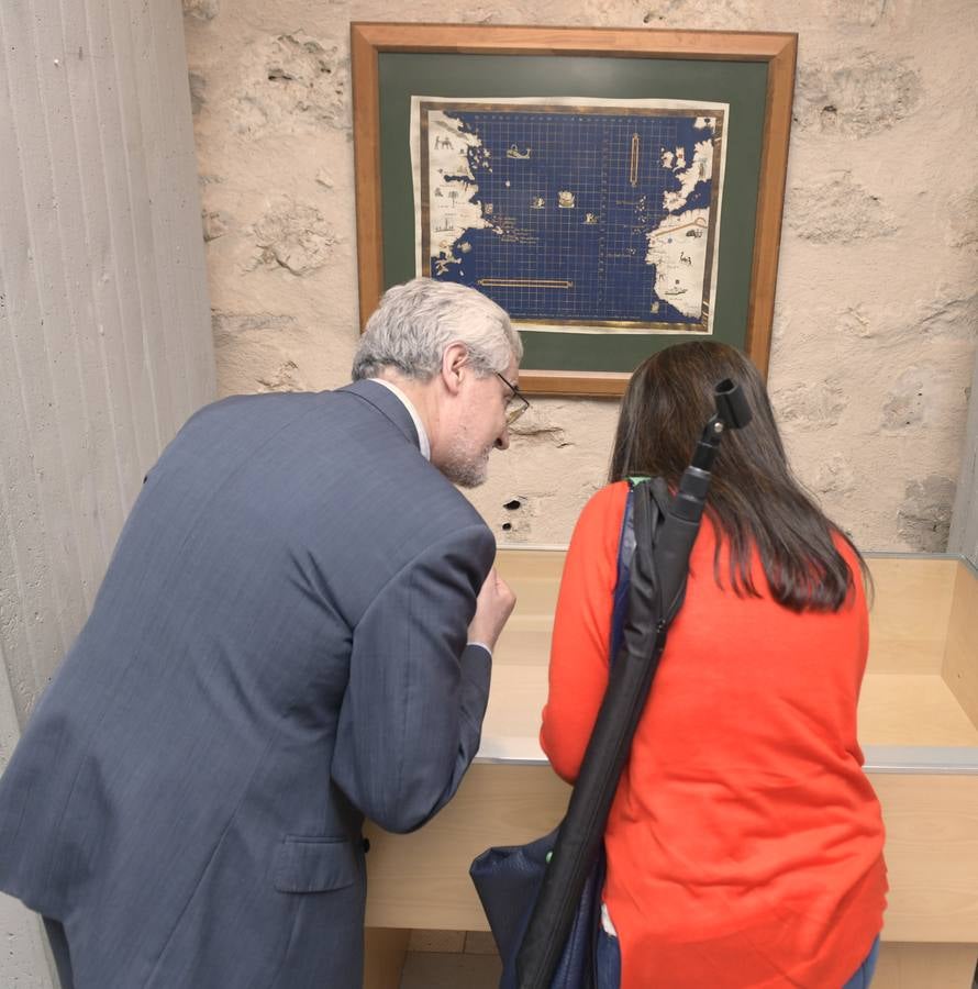 Fue rubricado en 1494 por el rey Juan II de Portugal y los Reyes Católicos| Fue el primer Tratado de la Historia de la América Hispana, ya que en sus líneas se plasma el pacto sobre las rutas de expansión de ambas potencias al este y al oeste| El ministro de Cultura, José Guirao, ha asistido a la inauguración de la muestra en la que el documento estará expuesto, hasta el domingo, por primera vez al público de manera gratuita en las Casas del Tratado 