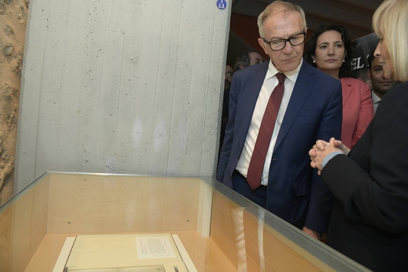 Fue rubricado en 1494 por el rey Juan II de Portugal y los Reyes Católicos| Fue el primer Tratado de la Historia de la América Hispana, ya que en sus líneas se plasma el pacto sobre las rutas de expansión de ambas potencias al este y al oeste| El ministro de Cultura, José Guirao, ha asistido a la inauguración de la muestra en la que el documento estará expuesto, hasta el domingo, por primera vez al público de manera gratuita en las Casas del Tratado 