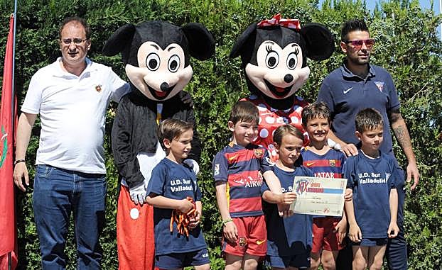 Uno de los equipos de la UD Sur, durante la recogida de medallas.