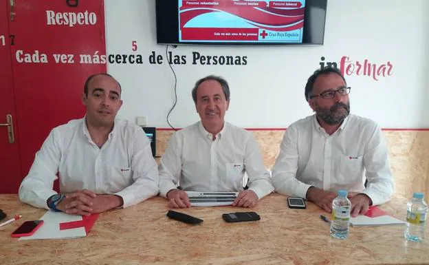 Carlos Santos, Jesús Juanes y Javier Vicente, secretario, presidente y coordinador, respectivamente, de Cruz Roja Salamanca. 