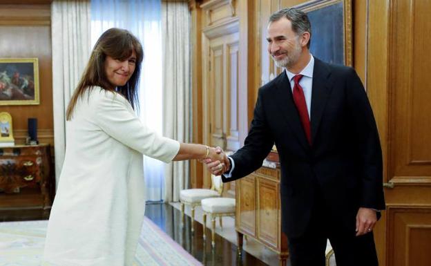 El rey Felipe VI saluda a la diputada de JxCat en el Congreso, Laura Borràs