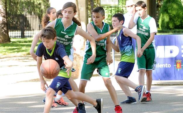 El jugador del Alonso Berruguete bota el balón.