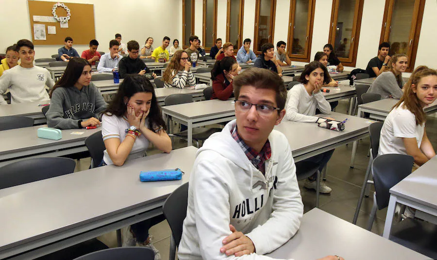 Estudiantes de la EBAU antes de hacer el primer examen.