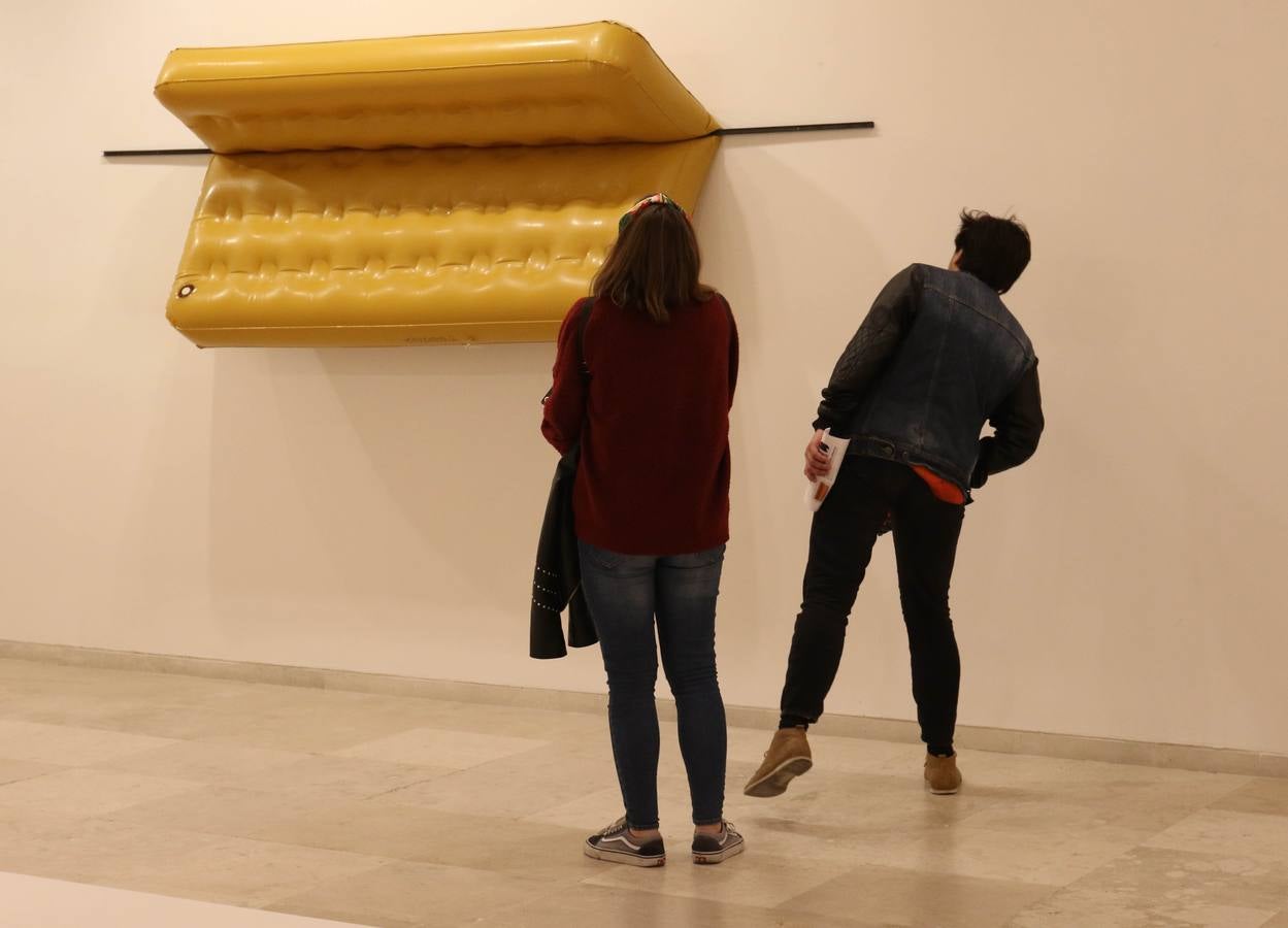 Eva Lootz, Ignasi Aballí, Adolfo Scholosser, Cristina Iglesias, Teresa Solar y Patricia Dauder, entre los treinta artistas con obra en la exposición, que se puede visitar hasta el 13 de octubre