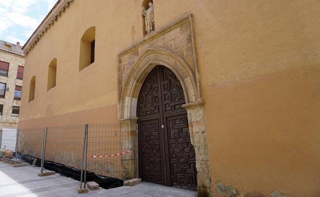 Obras ya iniciadas junto a la puerta de acceso al convento. 