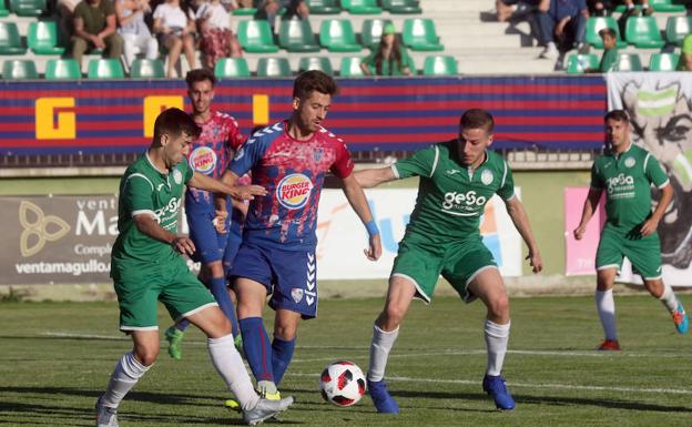 Dani Calleja conduce al balón ante el Churra, en La Albuera. 