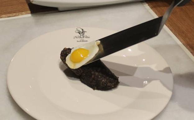 Morcilla de Burgos de wagyu con un huevo de perdiz. 