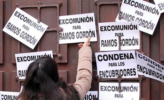 Protesta a las puertas del Obispado contra Ramos Gardón. 