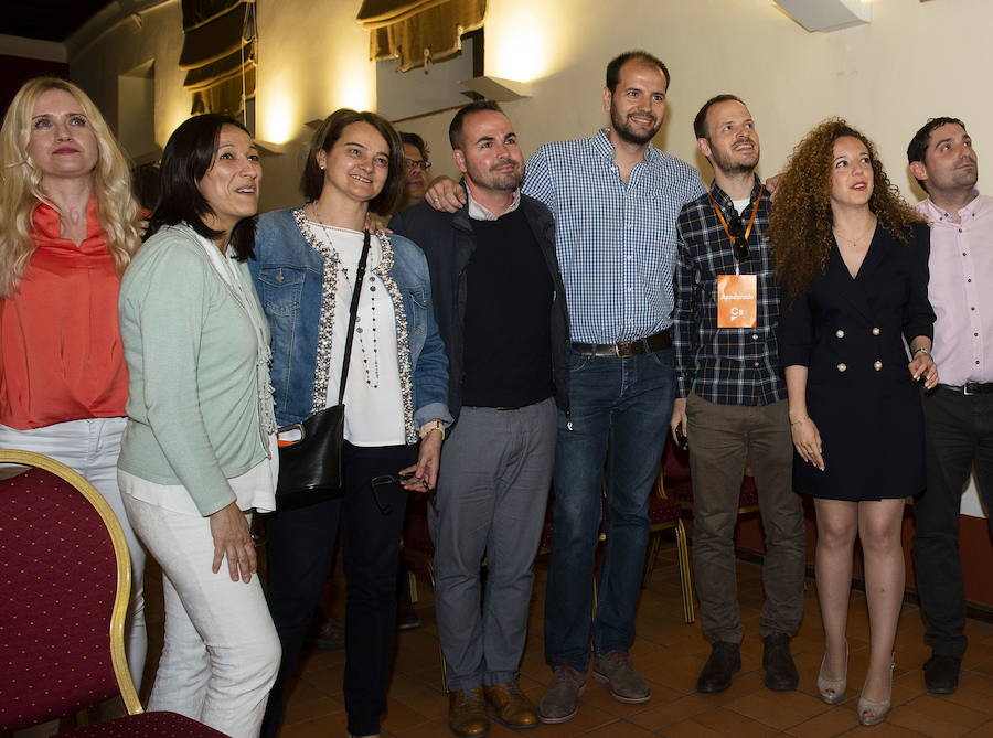Miembros de las candidaturas de Ciudadanos, durante el escrutinio electoral de la noche del 26 de mayo.