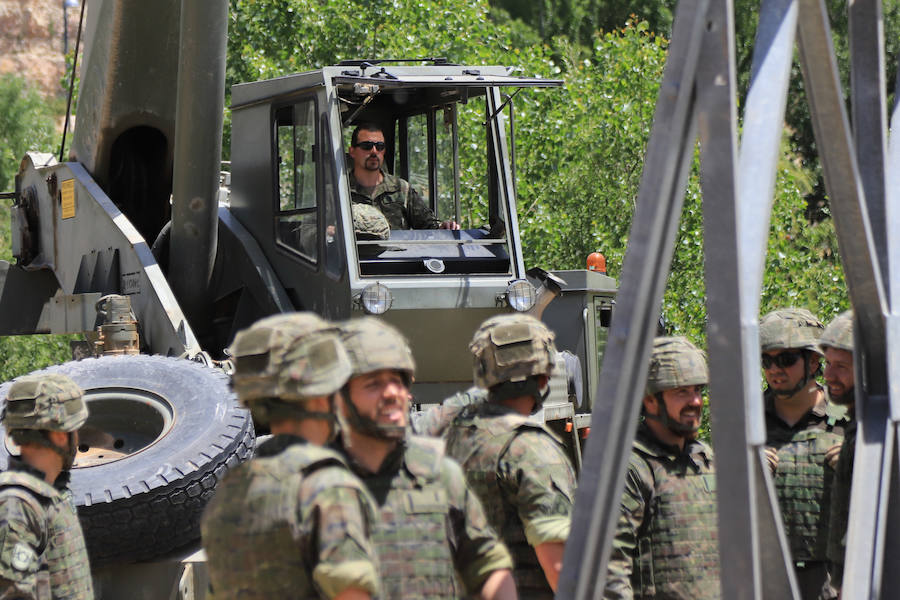 Fotos: Exhibición militar en Salamanca en el día de las Fuerzas Armadas (1/2)