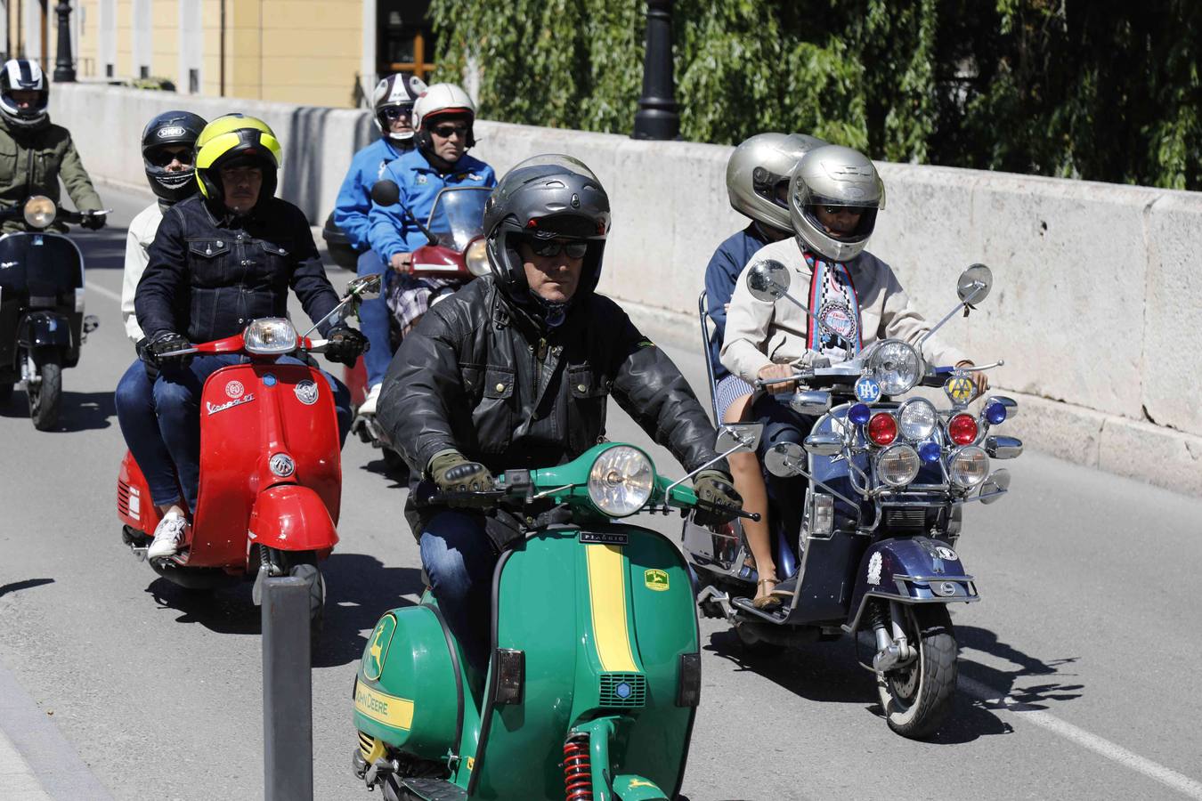 Más de 150 inscritos procedentes de toda España recorren las calles de la localidad para «compartir moto y amistad»