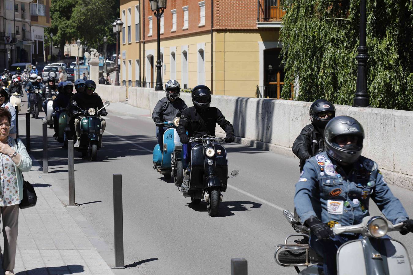 Más de 150 inscritos procedentes de toda España recorren las calles de la localidad para «compartir moto y amistad»