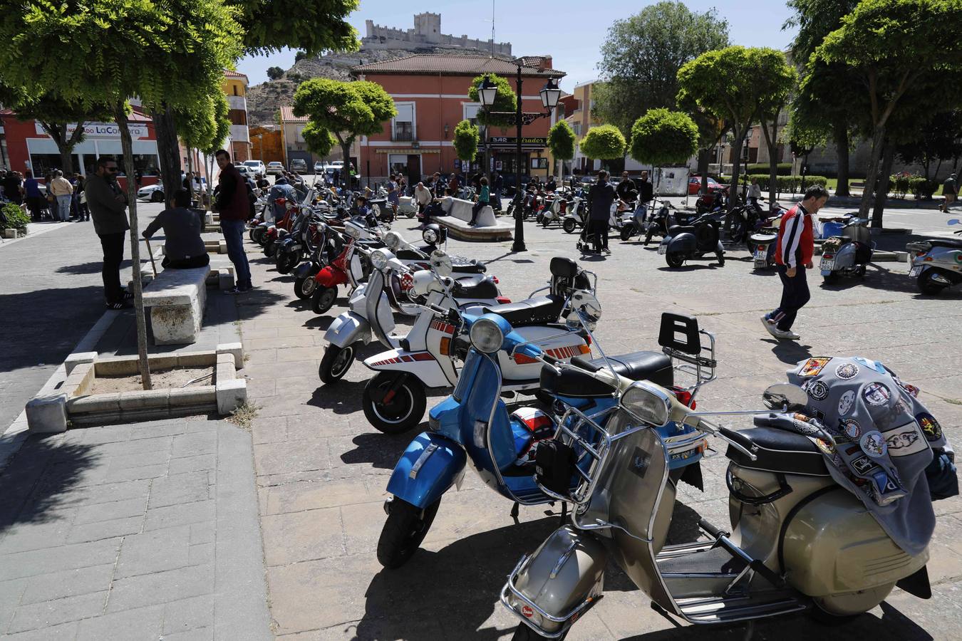 Más de 150 inscritos procedentes de toda España recorren las calles de la localidad para «compartir moto y amistad»