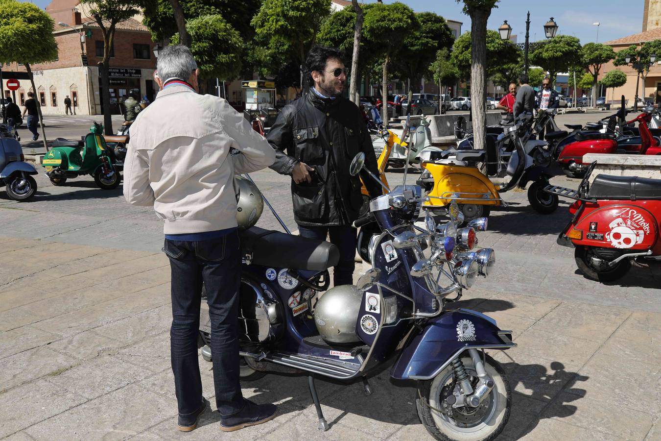 Más de 150 inscritos procedentes de toda España recorren las calles de la localidad para «compartir moto y amistad»